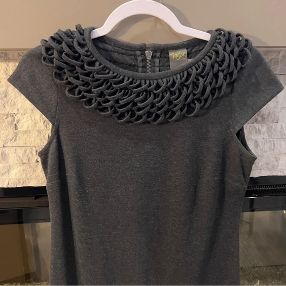 Taylor size‎ 6 sheath dress with accent neckline - Picture 3 of 8